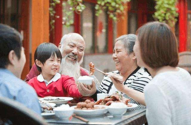 【你的育儿经】把孩子扔给老人？过度宠溺导致亲子关系疏离，家长请承担起责任