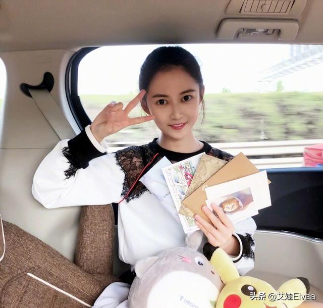 [第五大道]28岁陈钰琪真是贵族，绿色衫配小雏菊自拍好惬意，唐嫣眼光真有毒