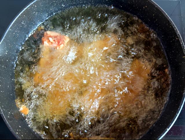 炖排骨时，焯水还是腌制？用上1招，排骨软烂入味，不腥也不柴