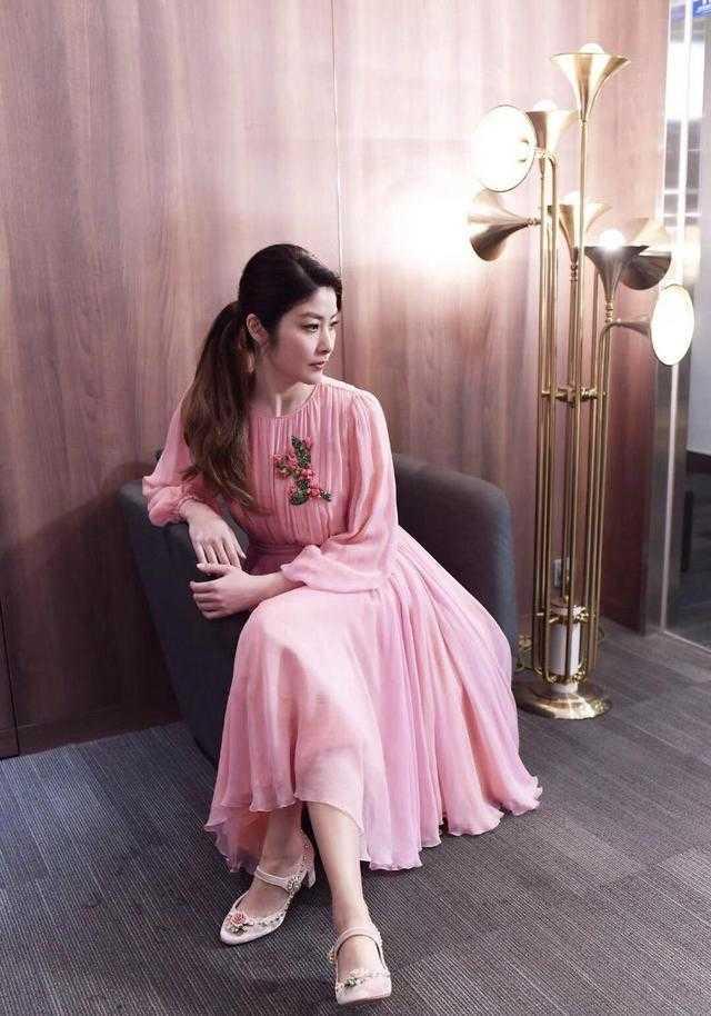「最时尚」陈慧琳保留着一颗少女心,扎发配粉色连衣裙减龄时髦,少女感爆棚