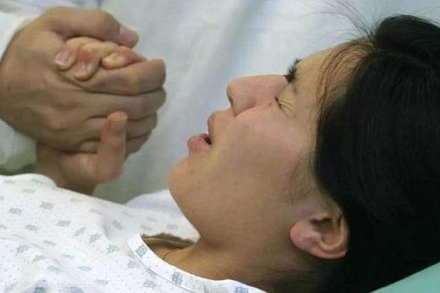 “最怂丈夫”走红，陪产时向妻子求安慰，产妇：到底是谁在生娃？