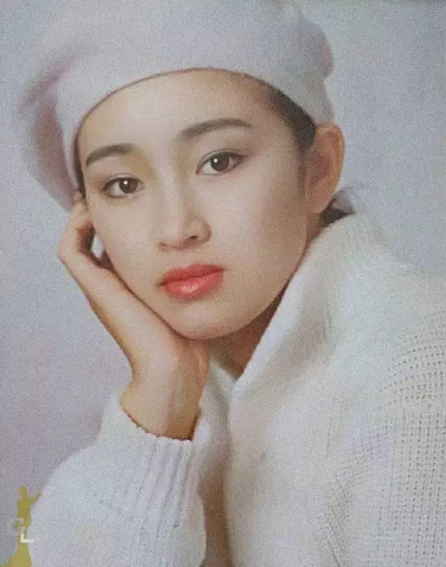 巩俐20岁的模样有多美?青涩又不失雍容,与林青霞同框