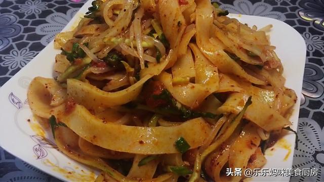 懒人凉皮想要好吃，可不是直接调面糊那么简单，教你正确做法，香