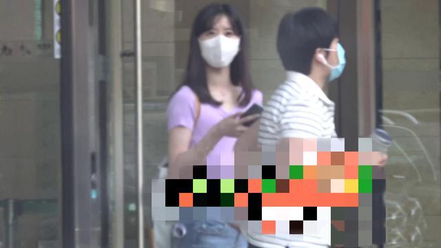 多鱼是只猫|章泽天的身材真干瘪！近照分不清前胸和后背，素颜被拍容貌太普通