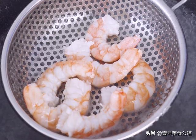 鸡蛋这样吃还是第一次见，搭配虾仁和鸡丝，鲜香味美，解馋营养