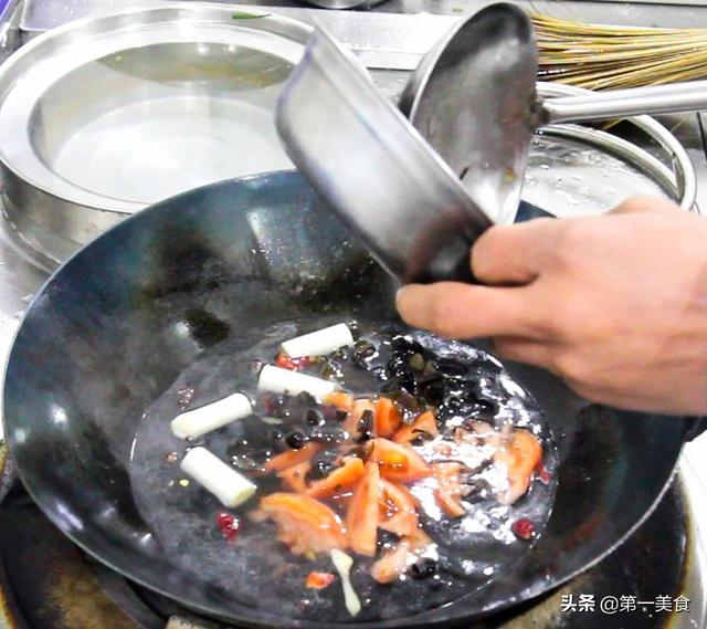 「吃天下」学会这道黄焖鲫鱼汤，孕妇小孩喝了身体倍儿棒