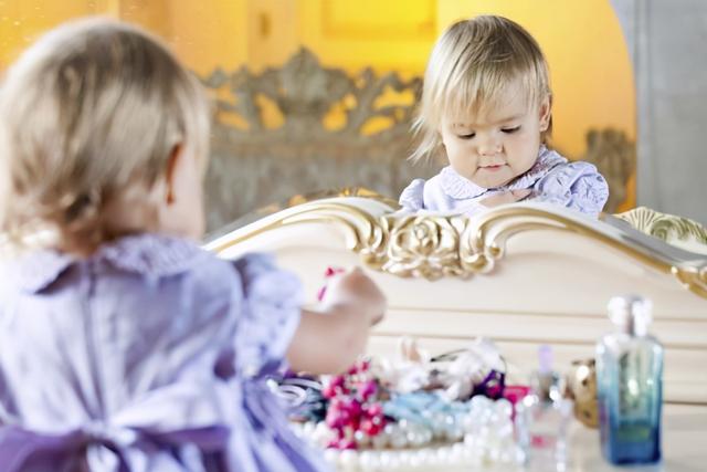 嫌弃女儿单眼皮拉低颜值，妈妈使出这一招，网友：前后反差有点大