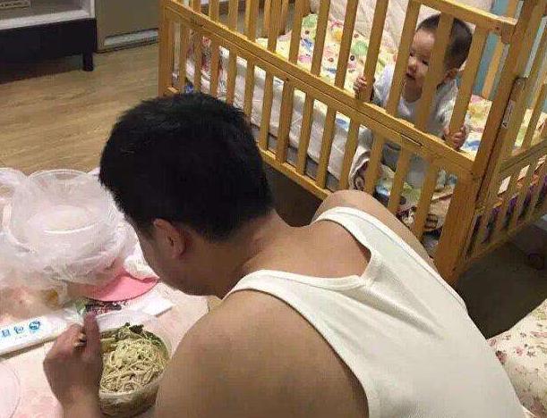 超级宝妈|爸爸误把儿子锁车内，3小时后才想起来，打开车门瞬间泪流不止