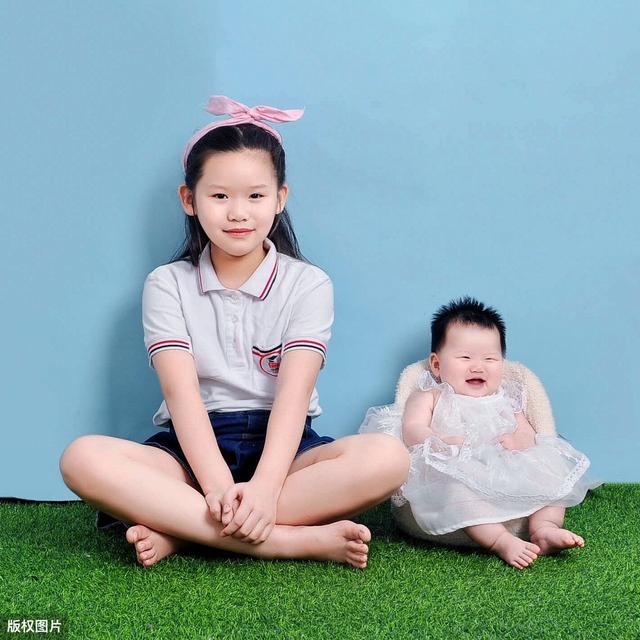 [超级宝妈]【育儿答疑】生了二胎后，大的什么都要跟小的抢怎么办？