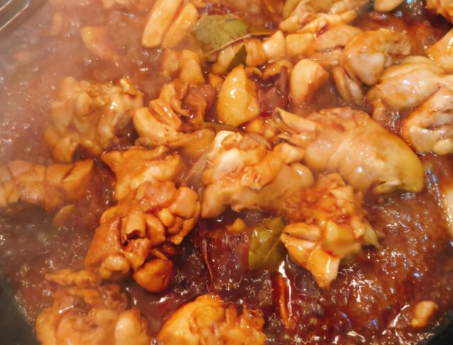 炖鸡肉时，牢记“1泡2过油”，鸡肉鲜香好吃无腥味，越嚼越香
