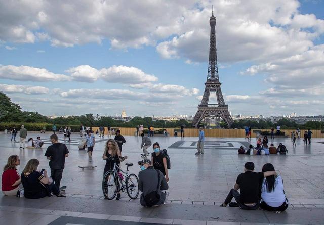 [花容天下]法国埃菲尔铁塔重新开放，但电梯不开，酷暑中游客只能自己爬上去