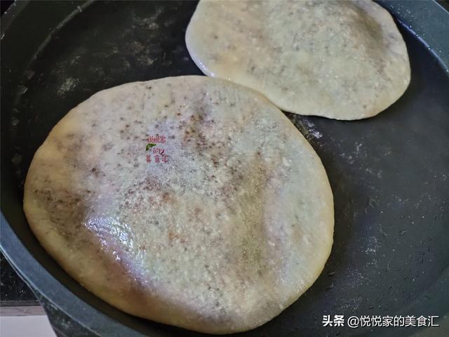 孩子爱吃软饼，搅一搅就能做，3分钟烙一锅，柔软筋道糖汁不乱淌