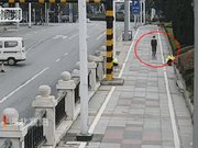 Touching! Two Police Officers Eat Lunch by the Roadside, Passerby Bows in Gratitude
