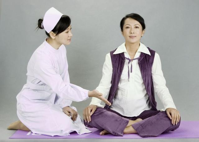 「超级宝妈」孕妈逛街突感不适，往下低头一看，宝宝已经探出半个身子