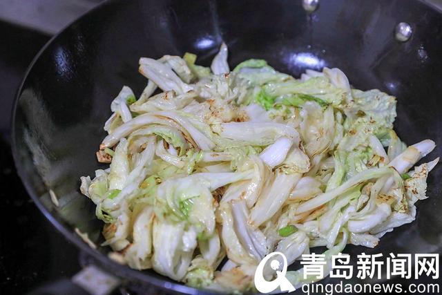 海蛎子肥美的季节 教你做海蛎子炖白菜豆腐