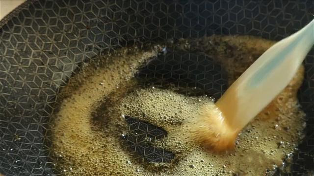 花生米加2个鸡蛋，没想到这么好吃，外酥里脆，当零食下酒都可以