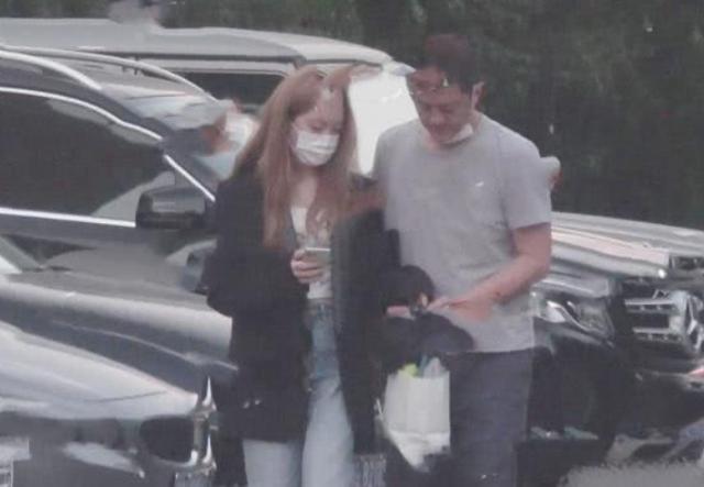 冷无情|14岁李嫣染发穿西装逛街，我只留意身后的李亚鹏，父爱是装不出的