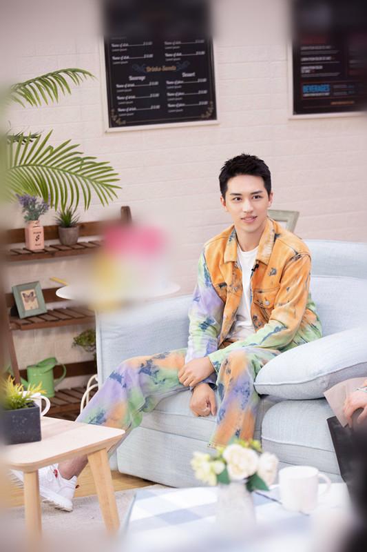 明明在等|许魏洲《让生活好看》独自海边旅行 模仿giao哥反差萌