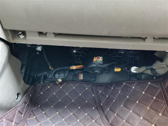 小蜜疯汽车:副驾驶挡板不全 需要担心安全性吗?