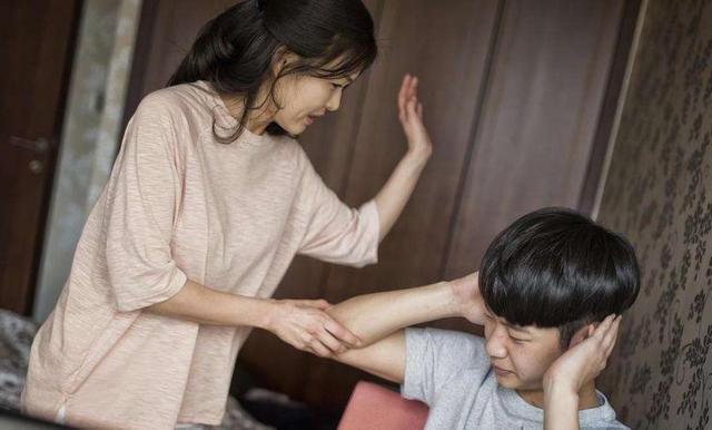 你的育儿经：各国父母花式“揍娃法”，有种很残忍，孩子心理创伤半辈子难抹去