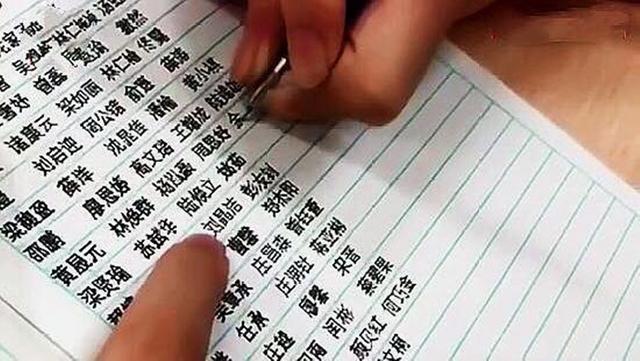 你的育儿经▲男孩写出一手“印刷体”字，获网友点赞，背后的原因却令人心疼