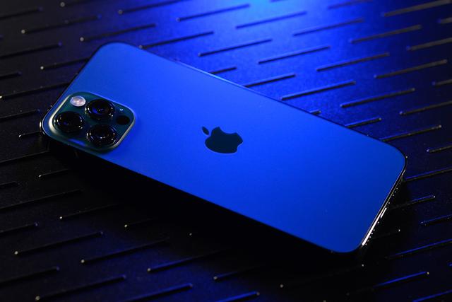 iPhone 12 Pro颜值到底高不高？在微距镜头下看一看