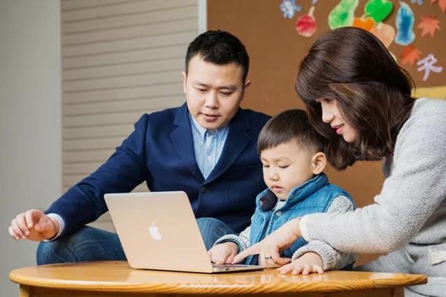 「你的育儿经」孩子在家上网课有三种表现=“假勤奋”，开学后成绩差距一目了然