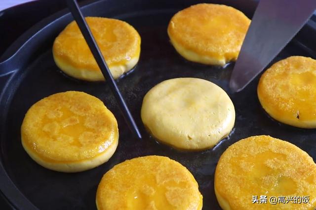 烙南瓜饼，用面粉还是糯米粉？其实都不对，用这个方法，凉了不硬