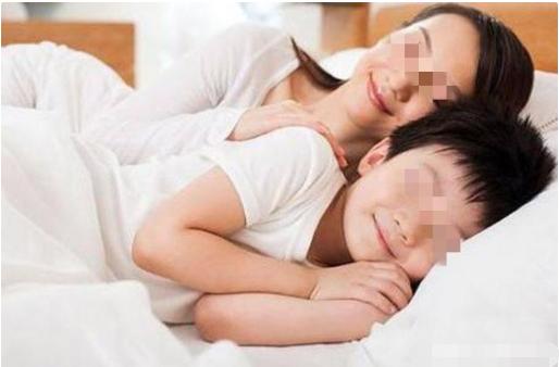你的育儿经:宝妈当着8岁儿子换衣服,儿子下意识的动作,妈妈顿时慌了