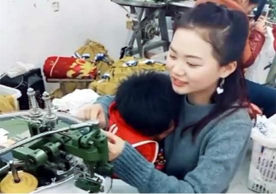「超级宝妈」“最美厂花”上班带娃两不误，引网友热议：只有当妈才懂的心酸
