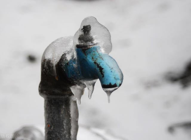 水管冻住了怎么快速解冻？这里有三个方法，任选其一轻松解决