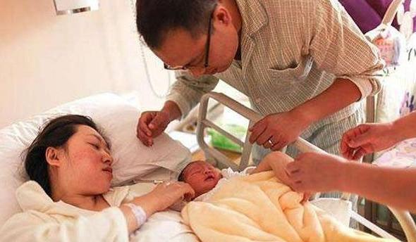 「超级宝妈」“男催乳师”90后宝妈大胆“尝试”后,感觉有些无法接受