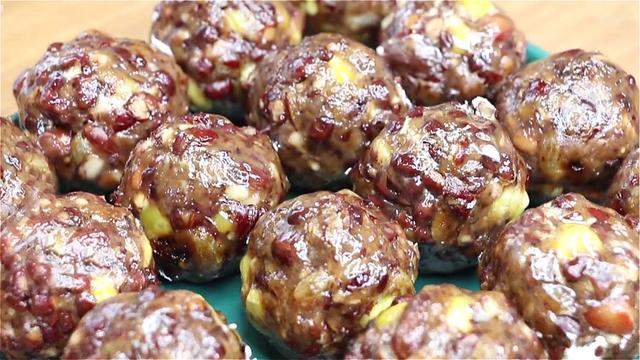 红豆不要炒豆沙了，教你一道水晶杂粮包，软糯香甜，好吃不胖