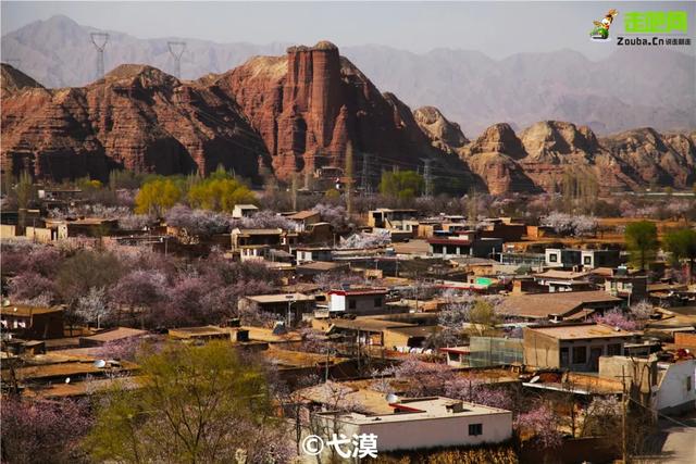 旅行百事通:甘肃有座小城,丹霞中的杏花村,被称为全国奇观!却少有游人