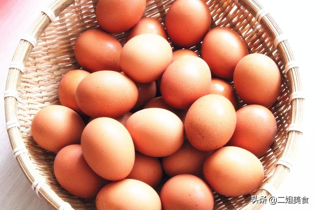 选鸡蛋，先别看大小，大厨：认清这2点就够了，鲜鸡蛋一挑一个准