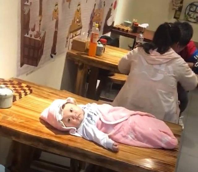 超级宝妈|佛系父母餐馆吃饭，宝宝却孤独躺在身后餐桌，网友：确定是亲生的