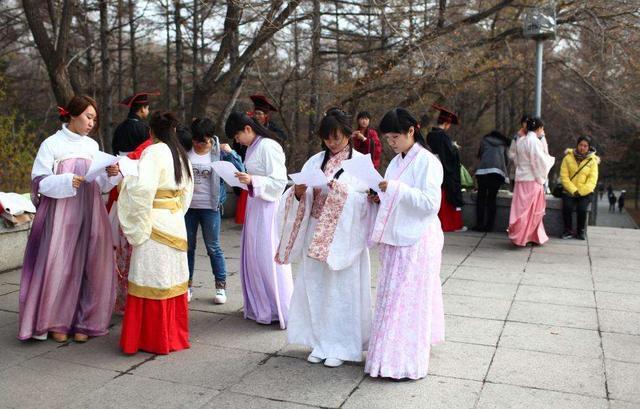 麦芽糖|汉服当校服,要求学生走“格格步”,有人点赞有人抨击,你怎么看