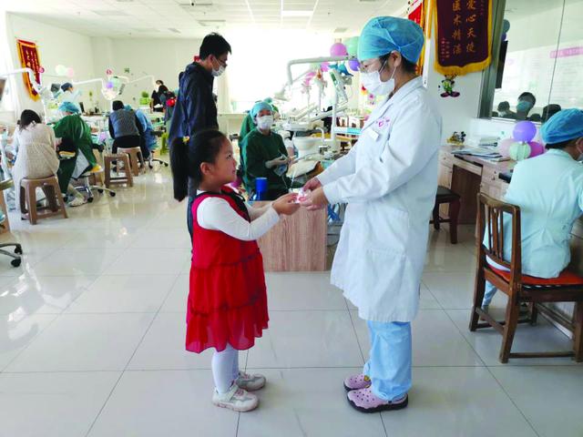 超级宝妈|威海口腔医院儿童口腔科为孩子们送“健康礼”,关爱牙齿健康，特别的爱给特别的你
