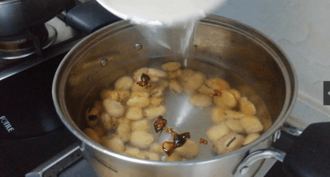 芹菜叶千万别再扔了，搭配2块钱食材，就能做出美味小凉菜