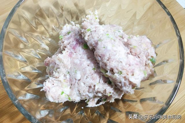 元旦后年关将至，教你调万能猪肉馅，多加“4味料”，加啥菜都香