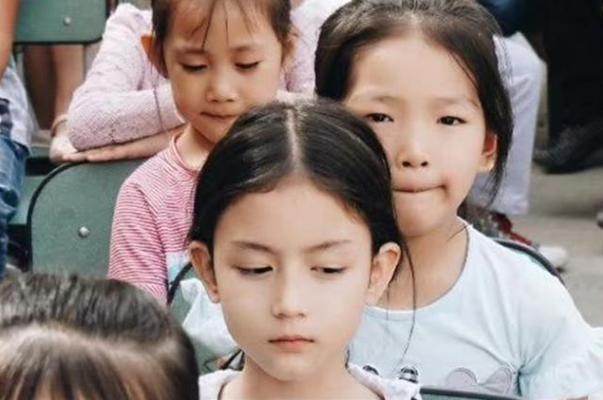 「你的育儿经」幼儿园“最美混血儿”走红，不看镜头也独成风景，网友：颜值好高