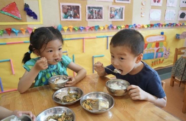 孩子在幼儿园饭量增大，看到老师拍的午餐照后，妈妈备受打击