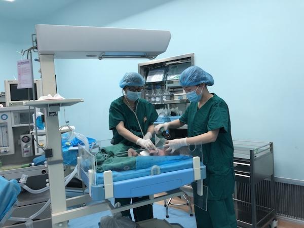 超级宝妈@2分钟紧急实施剖腹产手术，宫内窒息的早产儿保住了