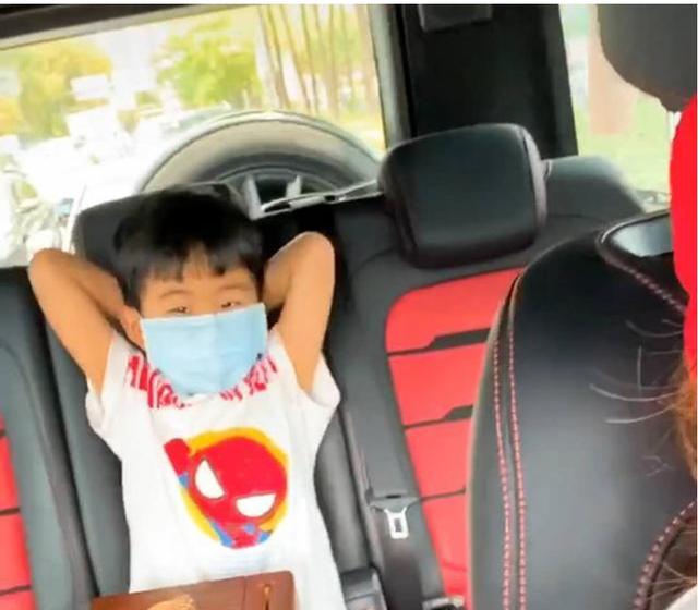 超级宝妈|5岁儿子全部积蓄给妈妈买金手镯，那不舍的模样太可爱，妈妈笑翻