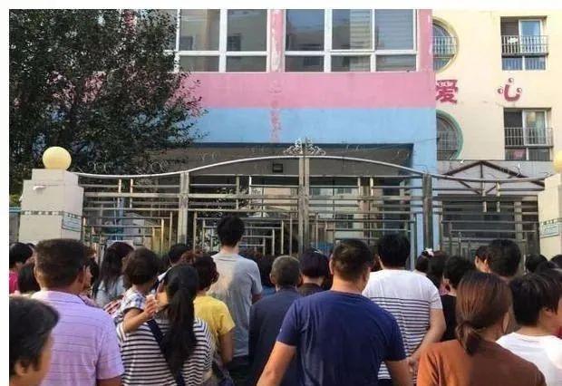 “睡衣妈妈”火了，穿睡衣接娃被吐槽，孩子：太丢人