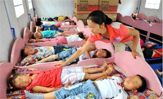 雪莲花|为什么孩子在幼儿园睡觉时,老师让他们“头脚相对”?有3点好处