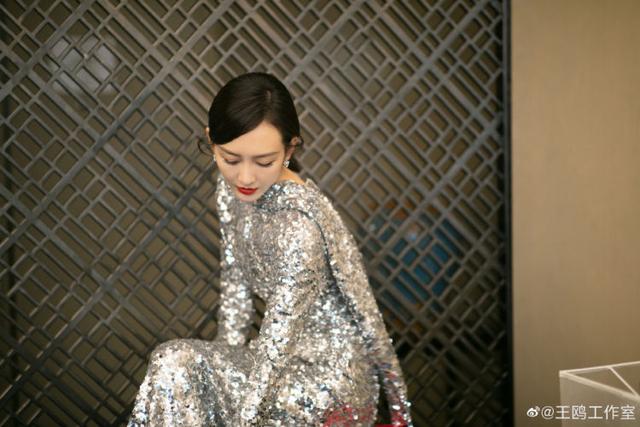 能驾驭烈焰红唇，也能素颜以对，王鸥的时尚感告诉你为何她是品牌的宠儿|影视交流地