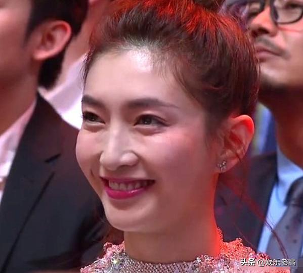 资讯早知道|1080p镜头下的明星，男星眼尾开花，女星打厚粉盖不住脸上的粒粒