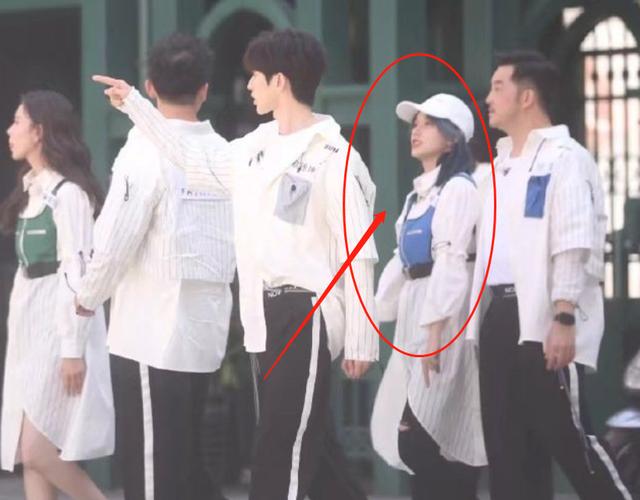 综艺审查有多严格？《跑男8》黄旭熙远程视频，全程都戴黑色帽子|影视交流地