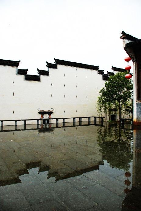 旅行柚子君@春天最适合去哪里玩？安徽这几个古镇美不胜收，特别是下雨天